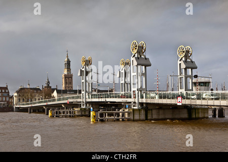 Die Niederlande, Kampen, Skyline. Brücke über den Fluss Ijssel. Hochwasser. Stockfoto