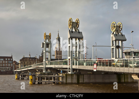 Die Niederlande, Kampen, Skyline. Brücke über den Fluss Ijssel. Hochwasser. Stockfoto