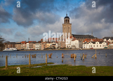 Die Niederlande, Deventer, Skyline. IJssel Fluss. Hochwasser. Stockfoto