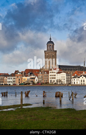 Die Niederlande, Deventer, Skyline. IJssel Fluss. Hochwasser. Stockfoto