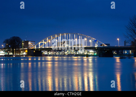 Die Niederlande, Deventer, Brücke über die Ijssel Fluss. Einbruch der Dunkelheit. Hochwasser. Stockfoto