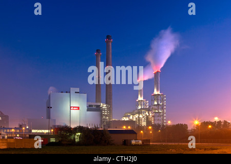 Die Niederlande, Rotterdam, Port, Kraftwerk. Dawn. Seehafen, der Hafen von Rotterdam Maasvlakte. Stockfoto