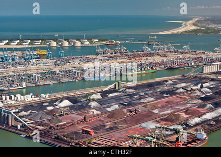 Der Niederlande, Rotterdam, Port. Container, Erz und Öl-Lagerung. Luft. Stockfoto