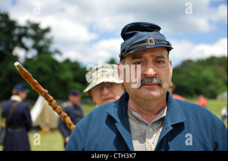 Alten Bethpage, New York, USA - 21. Juli 2012: GENE MONGELLO (vorne) von Levittown, ist in Union Uniform und Besucher PETER C. FALES Stockfoto