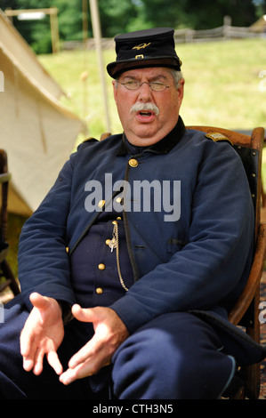 Alten Bethpage, New York, USA - 21. Juli 2012: MARK ADLER von Oceanside, New York, schildert Kommandant bei Neuerstellung von Camp Scott, eine Uni Stockfoto