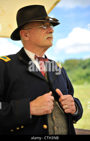 Alten Bethpage, New York, USA - 21. Juli 2012: GUY SMITH von Huntington, New York, schildert Regimentsadjutant am Hauptsitz, bei Re-cr Stockfoto