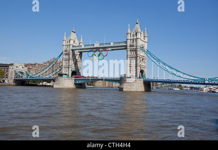 Tower Bridge mit Olympischen Ringen darauf, London, England, Großbritannien. Stockfoto