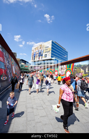 Westfield Stratford City Shopping Centre und Steg, Anzeigen von bunten Olympischen Spiele Werbung, London, England, UK Stockfoto