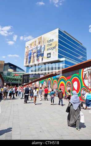 Westfield Stratford City Shopping Centre und Steg, Anzeigen von bunten Olympischen Spiele Werbung, London, England, UK Stockfoto