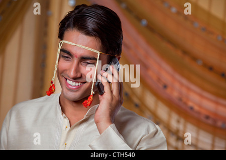 Lächelnde junge Bräutigam am Telefon sprechen Stockfoto