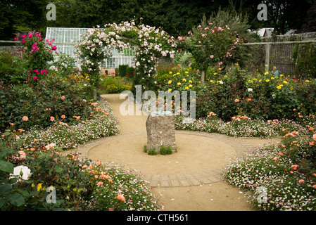 Im Mittelpunkt der Walled Garden bei La Seigneurie auf Sark im Juni Stockfoto