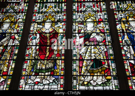 Ely Cathedral, Glasfenster im Bischof Alcock Chantry Kapelle Darstellung ehemaliger Bischof von Ely Cathedral Stockfoto