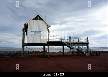 Morecambe & Heysham Yachtclub "Race Office" auf Morecambe Strandpromenade, Lancashire, England. Stockfoto