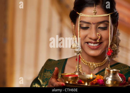 Schöne junge Braut lächelnd mit Angebote Stockfoto