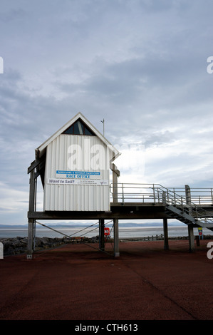 Morecambe & Heysham Yachtclub "Race Office" auf Morecambe Strandpromenade, Lancashire, England. Stockfoto