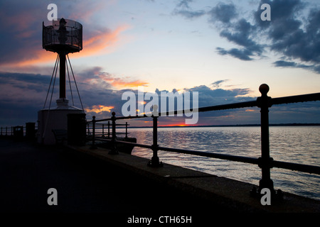 Sturm Wolken Ägypten Punkt, Leuchtturm, Sonnenuntergang, Cowes, Isle Of Wight, England, UK Stockfoto
