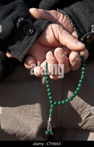 Blick auf eine männliche Hände halten die Gottesanbeterin Perlen (Tasbih), Izmir, Türkei Stockfoto