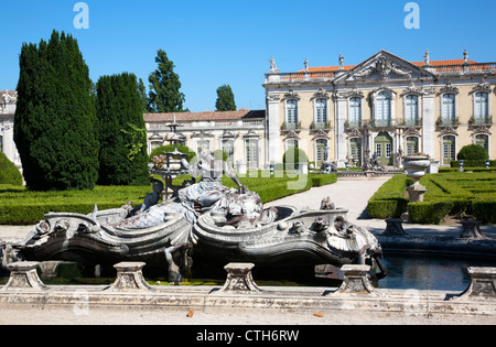 Nationalpalast von Queluz zeremonielle Fassade und Brunnen in Sintra - Portugal Stockfoto