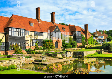 Das Manor House Laborgebäude, RHS Wisley Gardens, Woking, Surrey, England, VEREINIGTES KÖNIGREICH. RHS Garden Wisley im Sommer. Stockfoto