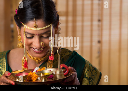 Young Maharashtrian Braut geben Angebote Stockfoto