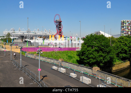 2012 Olympic Park, Stratford, London, zeigt das Olympische Stadion & Anish Kappor ArcelorMittal Orbit Skulptur Stockfoto