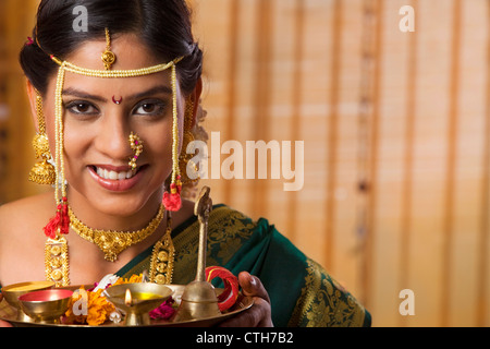 Porträt von schöne Maharashtrian Braut mit angeboten Stockfoto