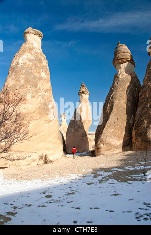 Person zu Fuß rund um die steinernen Feenkamine Kappadokiens, Göreme, Türkei Stockfoto