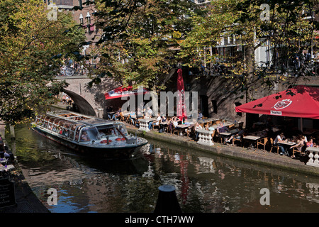 Die Niederlande, Utrecht, Cafés im Freien bei Canal genannt Oude Gracht. Tour Boot. Stockfoto