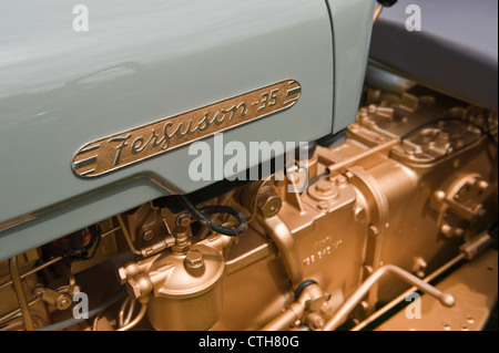 Restauriert von 1957 Massey Ferguson 35-Traktor auf dem Display an kleine ländliche Show am Bauernhof bei Cwmdu Powys Wales UK Stockfoto