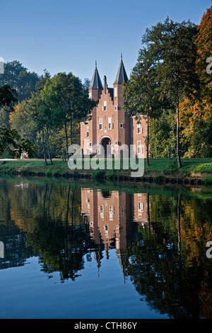 Niederlande, Breukelen, Schloss die Nyenrode Business Universiteit (ehemals Nijenrode) entlang der Vecht. Lage der Nyenrode Business University. Stockfoto