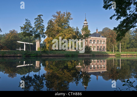 Niederlande, Breukelen, Schloss die Nyenrode Business Universiteit (ehemals Nijenrode) entlang der Vecht. Lage der Nyenrode Business University. Stockfoto