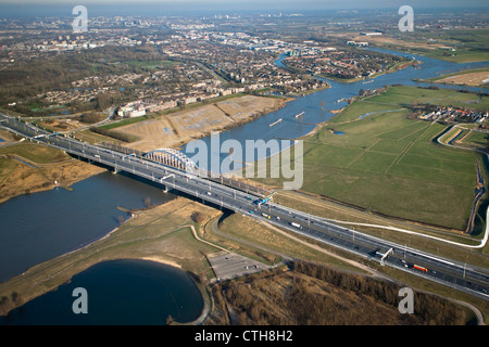 Die Niederlande, Vianen, Brücke über die Autobahn A2. Luftbild Stockfoto