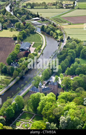 Die Niederlande, Breukelen, Burg genannt Nyenrode entlang des Flusses Vecht. Lage der Universität Nyenrode Business. Luft. Stockfoto