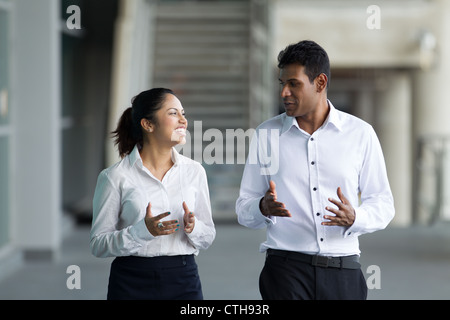 Glücklich indischen Geschäftspartnern zu Fuß außerhalb Büro & miteinander zu reden. Stockfoto