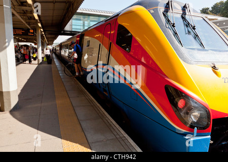 Passagier, der aus einem East Midlands Züge HST Zug mit einem Fahrrad, Sheffield Station, England, Großbritannien Stockfoto
