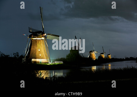 Die Niederlande, Kinderdijk, beleuchteten Windmühlen inmitten der Ausflüge Polder, UNESCO-Weltkulturerbe. Stockfoto