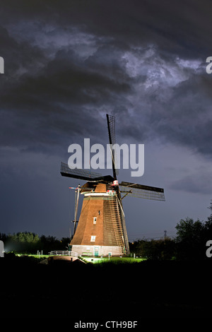 Die Niederlande, Kinderdijk, beleuchteten Windmühlen inmitten der Ausflüge Polder, UNESCO-Weltkulturerbe. Stockfoto