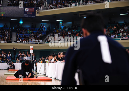 Kandidaten beugen nach einem Zeitraum in der 59 alle Kendo Meisterschaft, Budokan, Tokyo, Japan Stockfoto