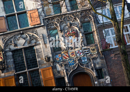 Die Niederlande, Delft, Wappen an der Fassade der Gemeenlandshuis Delfland, aus dem 16. Jahrhundert. Stockfoto