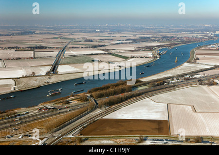 Den Niederlanden, Schiffe Willemsdorp, in der Nähe von Dordrecht, Fracht im Fluss namens Dordtse Kil und A16 Autobahn. Winter. Frost. Luft. Stockfoto