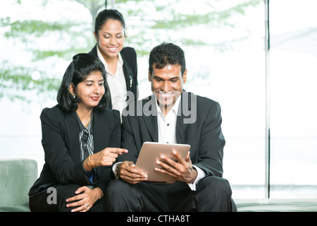 Indische Geschäftsleute mit einem digitalen Tablet. Stockfoto