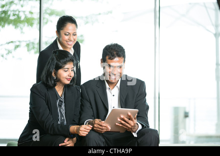 Indische Geschäftsleute mit einem digitalen Tablet. Stockfoto