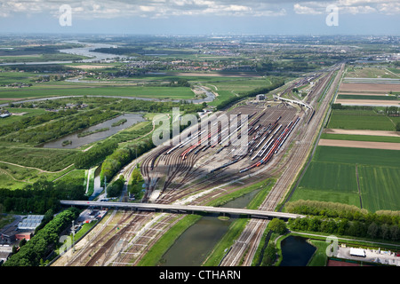 Die Niederlande, Zwijndrecht, Zug rangieren Hof namens Kijfhoek. Luft. Stockfoto