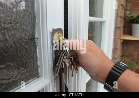 Nahaufnahme einer Hand öffnen einer Tür im Vereinigten Königreich Stockfoto