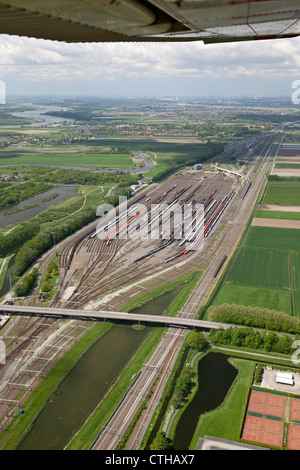 Die Niederlande, Zwijndrecht, Zug rangieren Hof namens Kijfhoek. Luft. Stockfoto