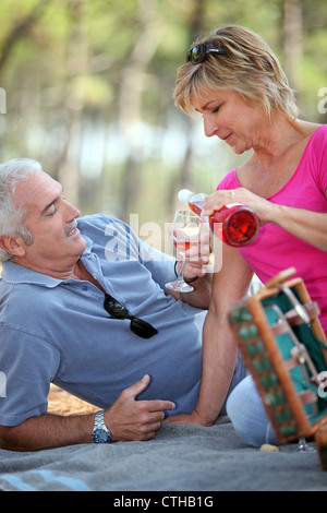 Paar mittleren Alters mit ausgefallenen Picknick Stockfoto