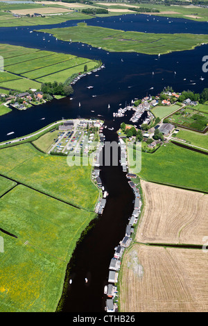 Den Niederlanden, Warmond, Yachten und Hausboote in Seen genannt Kagerplassen. Luft. Stockfoto