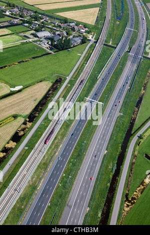 Der Niederlande, Roelofarendsveen, Autobahn A4 und HSL-Hochgeschwindigkeitszug. Luft. Stockfoto