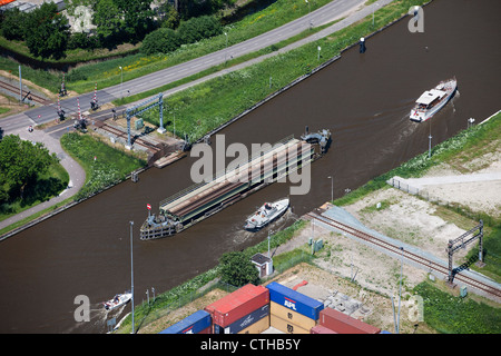 Den Niederlanden, Alphen Aan de Rijn, Eisenbahnbrücke drehen, um Yachten passieren lassen. Luft. Stockfoto