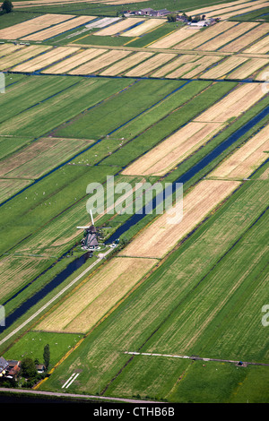 Die niederländischen Alphen Aan de Rijn, Windmühle in Ackerland. Luft. Stockfoto